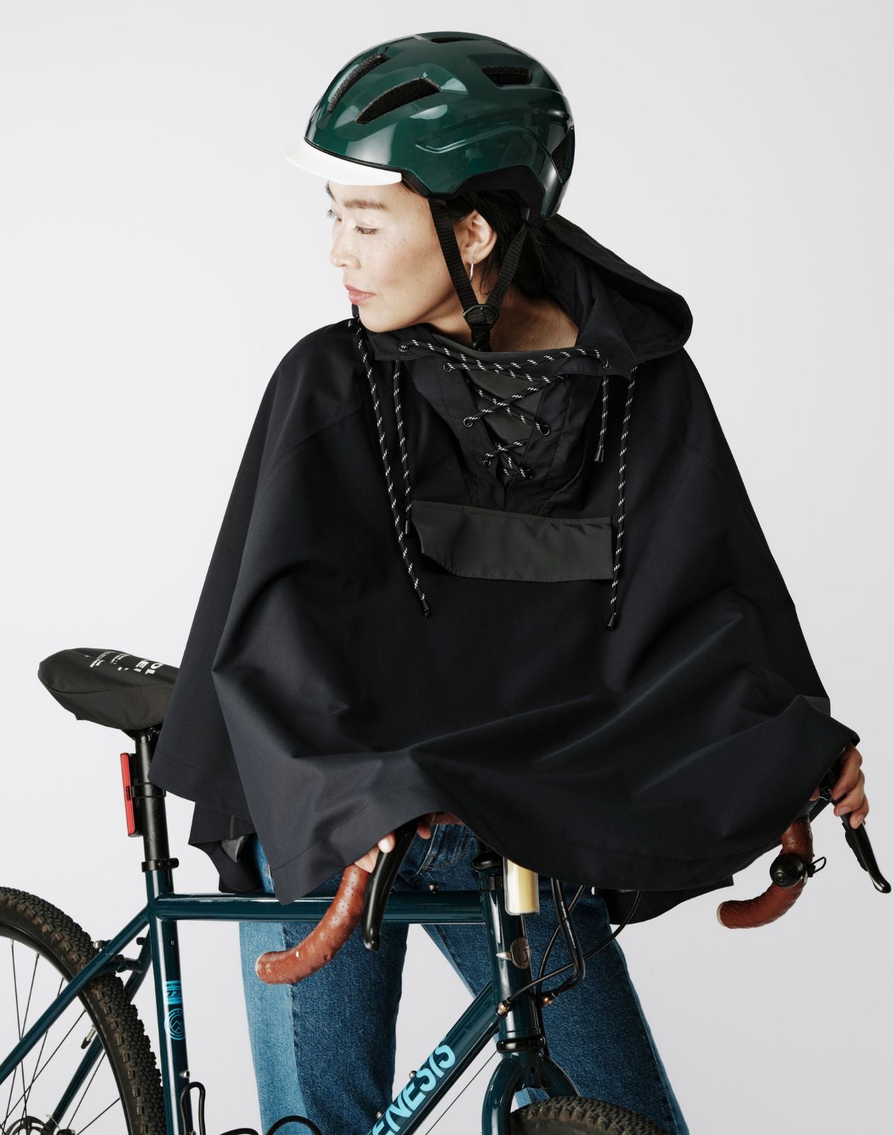 Pack cycliste cape LOU 002., casque ALIX & serre-pantalon VIC