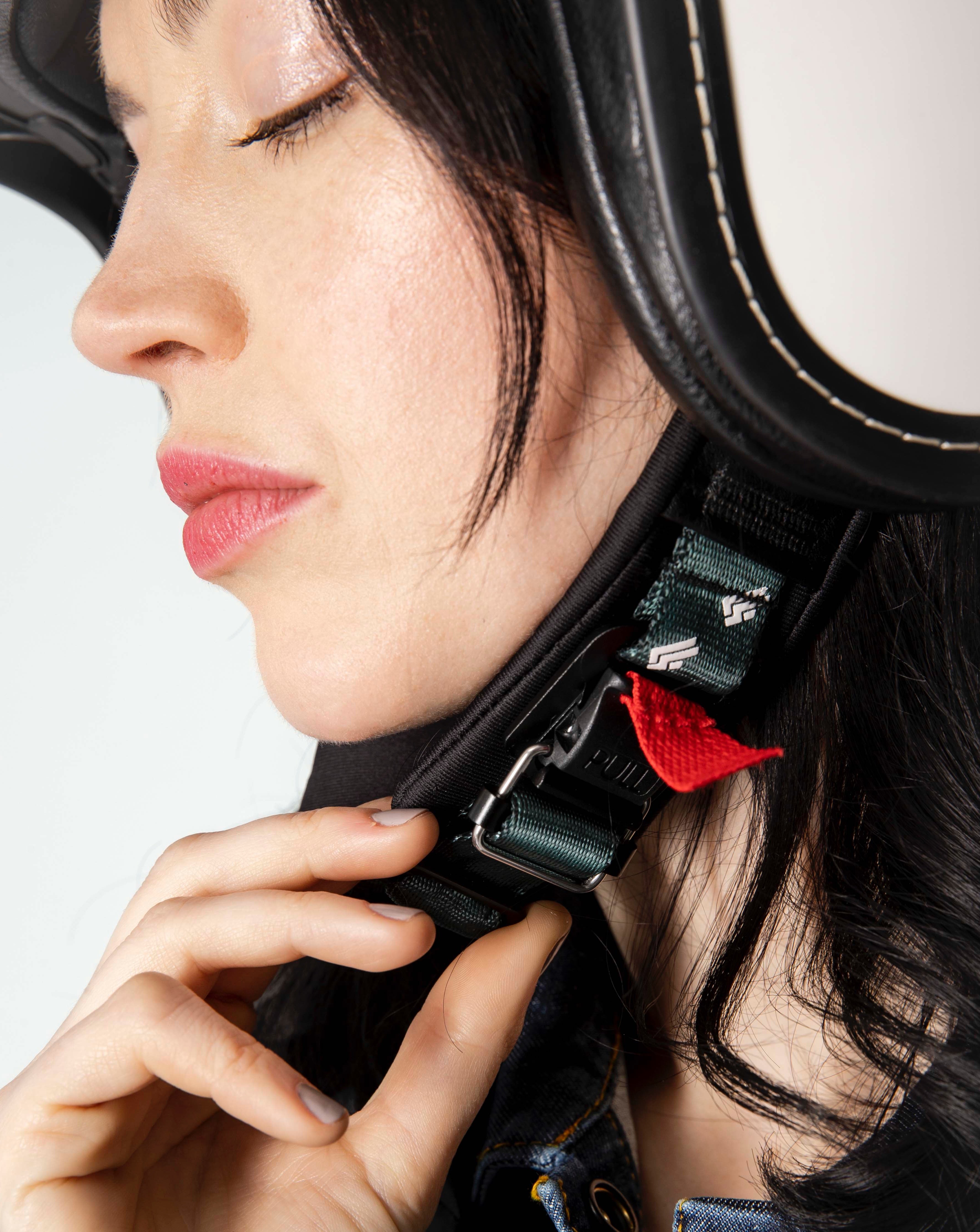 casque-moto-scooter-bicolore-vert-bouteille-ecru-brillant-profil-detail-sangle-attache-magnetique-logo-1