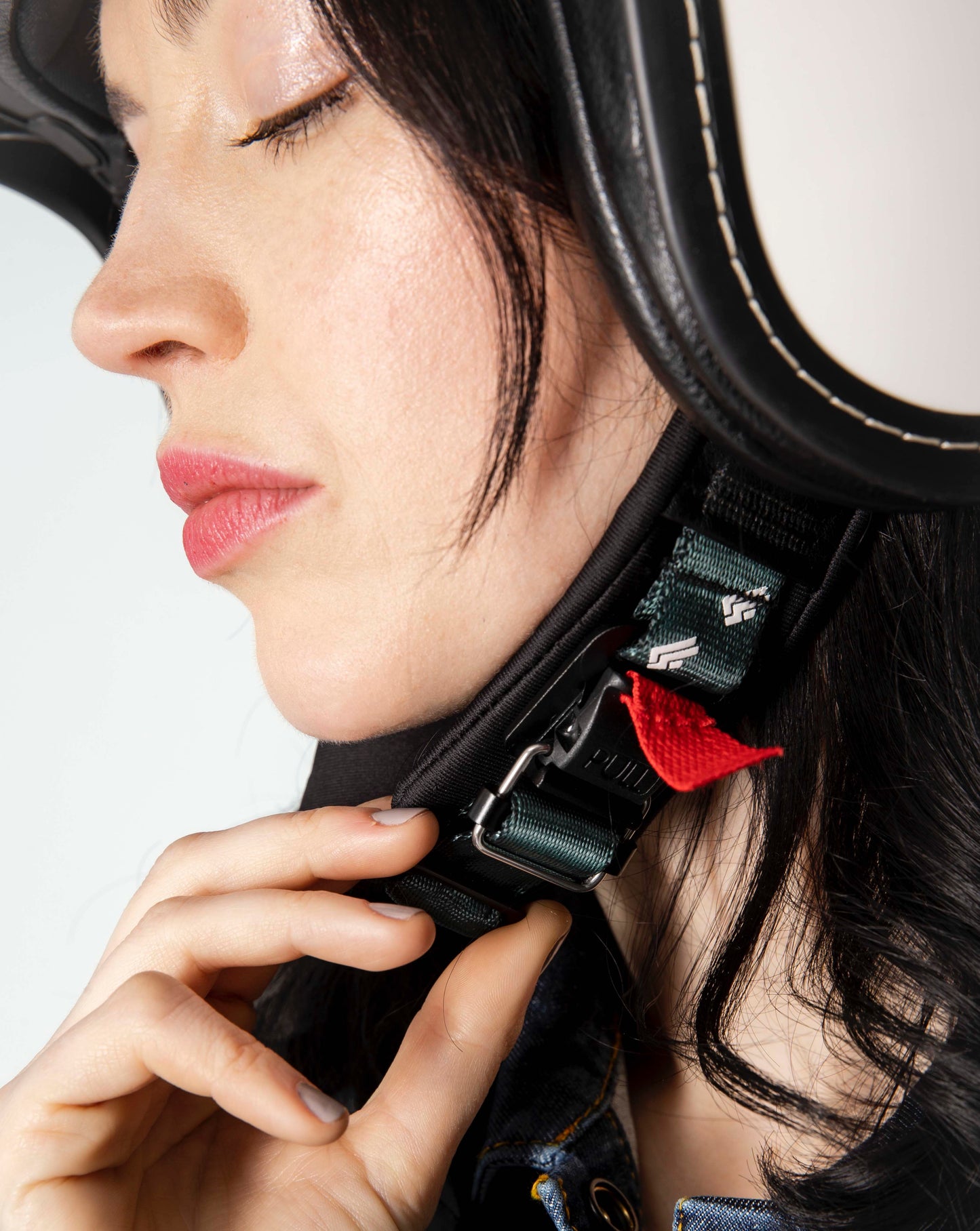 casque-moto-scooter-bicolore-vert-bouteille-ecru-brillant-profil-detail-sangle-attache-magnetique-logo-1