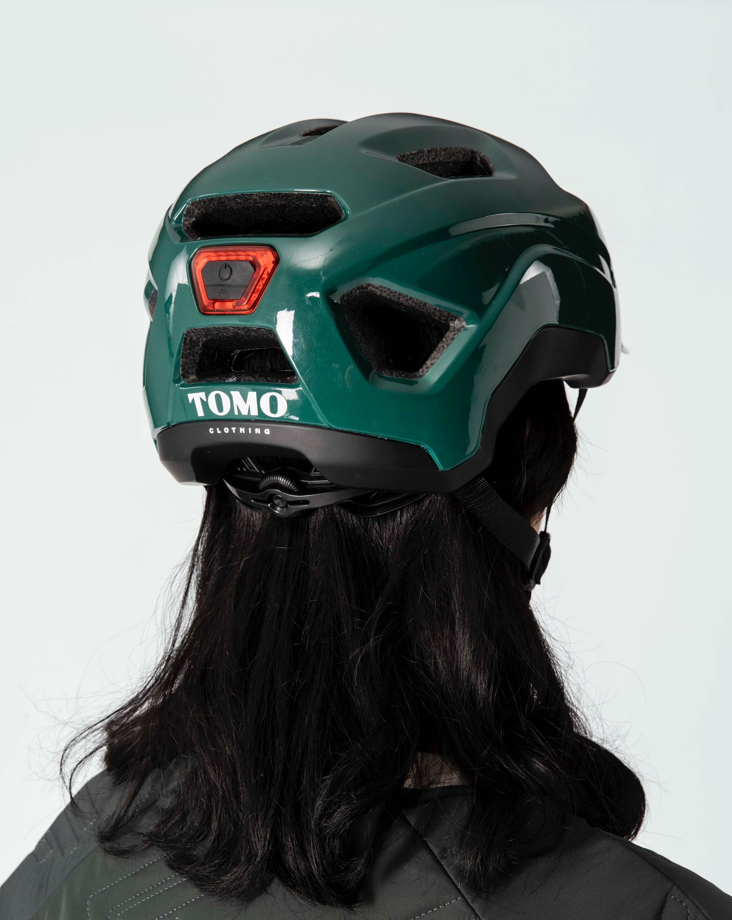 casque-velo-bicyclette-aeration-vert-bouteille-ecru-brillant-dos-logo-lumiere-LED-1