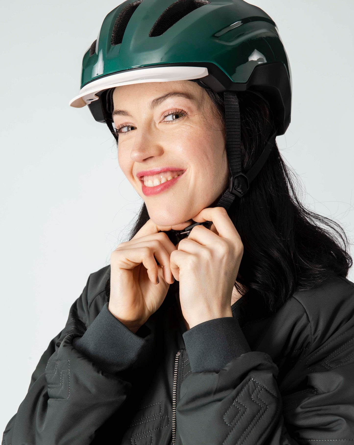casque-velo-bicyclette-aeration-vert-bouteille-ecru-brillant-profil-1