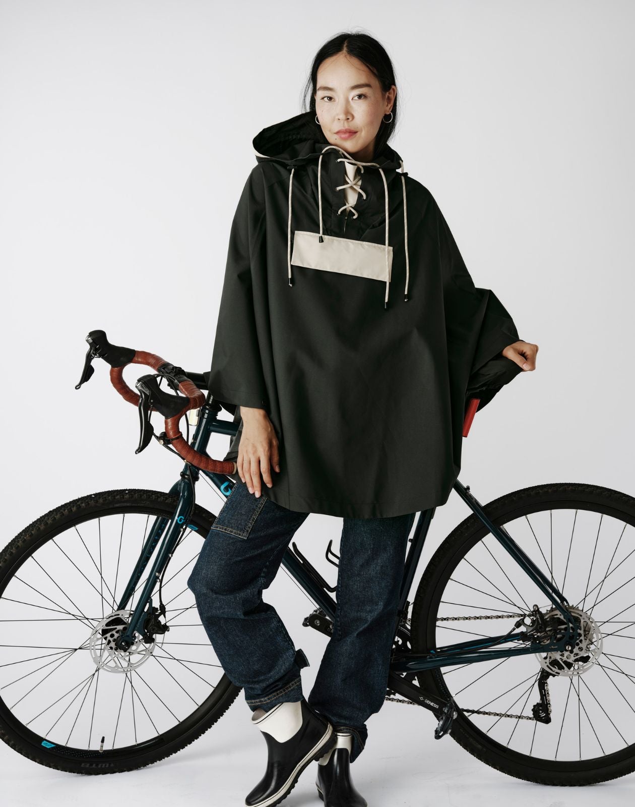 Pack cycliste cape LOU 002., casque ALIX & serre-pantalon VIC