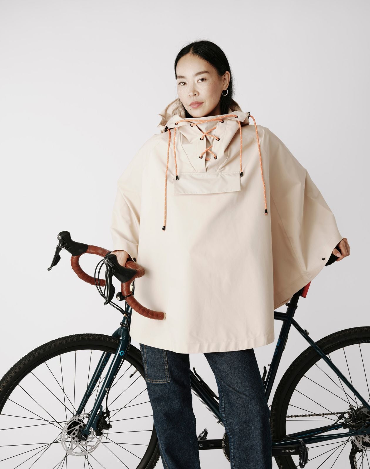 Pack cycliste cape LOU 002., casque ALIX & serre-pantalon VIC