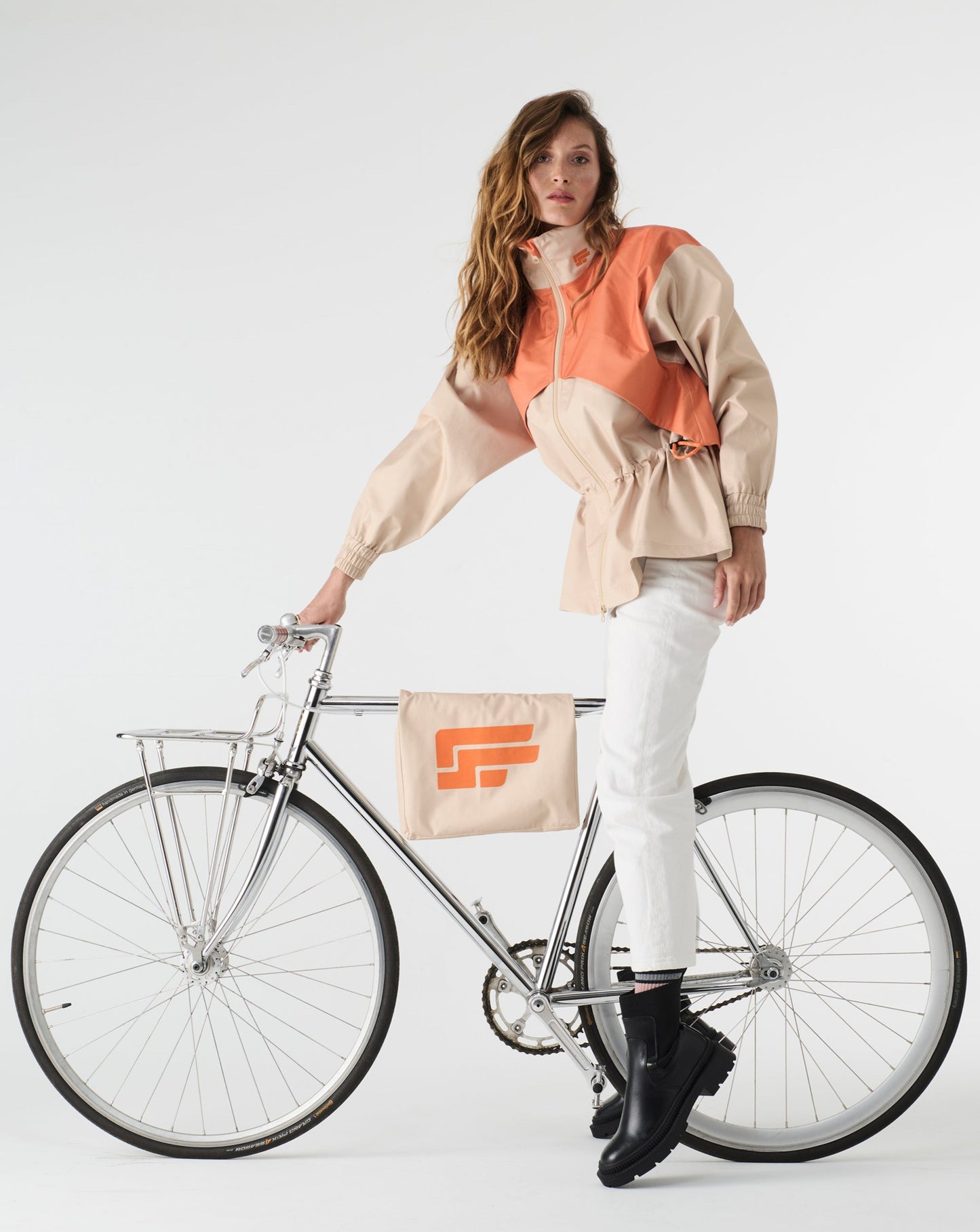 coupe-vent-impermeable-beige-orange-cintre-pochette-velo