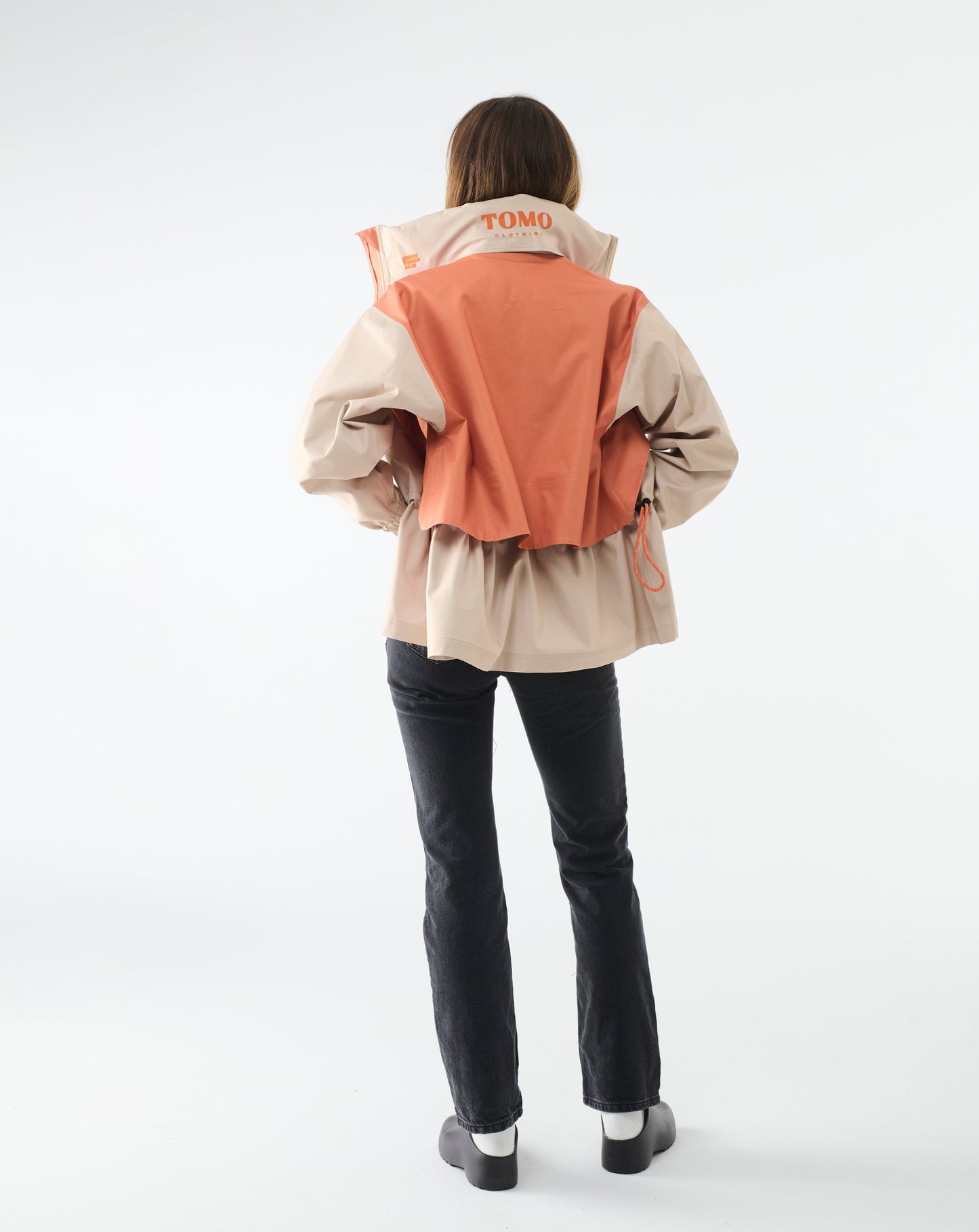 coupe-vent-impermeable-beige-orange-dos