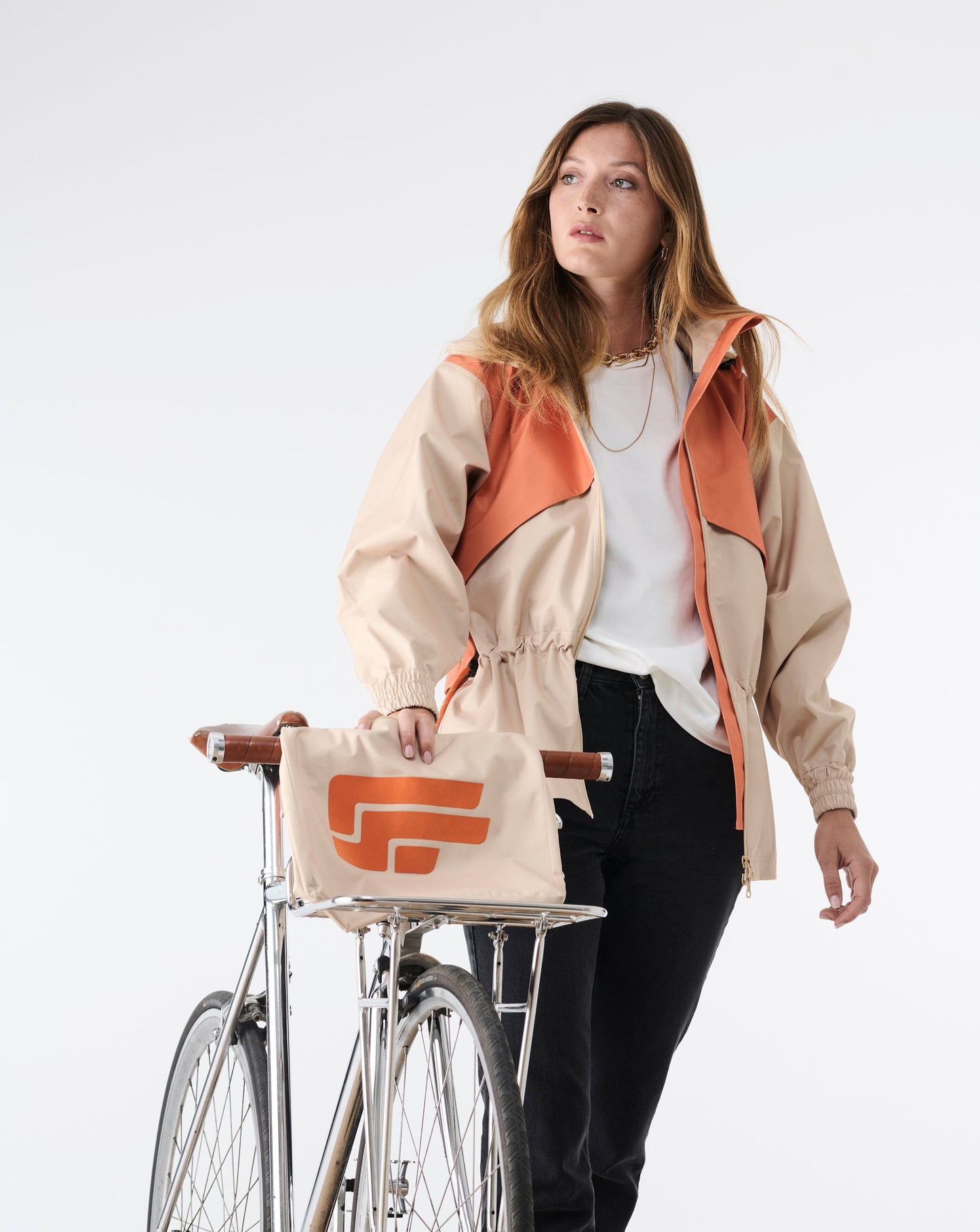 coupe-vent-impermeable-beige-orange-pochette-velo