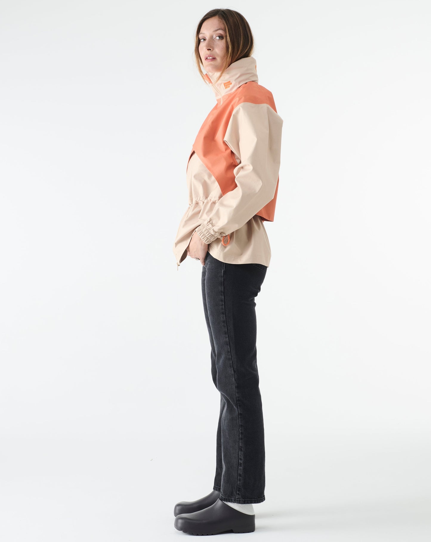 coupe-vent-impermeable-beige-orange-profil