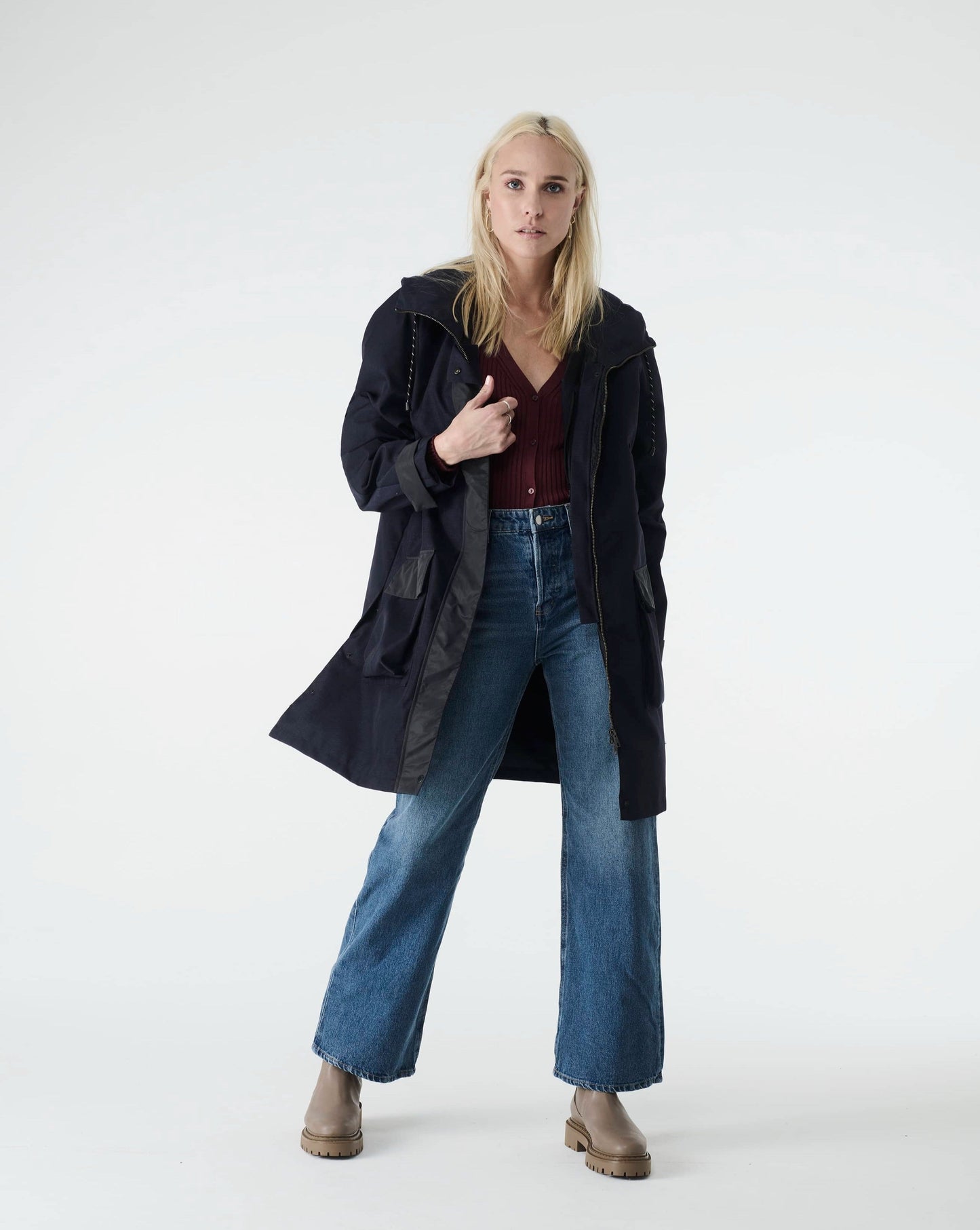Veste de moto longue ou parka pour femme résistante à l'abrasion avec une matière imperméable et des empiècements réfléchissants de couleur bleu marine