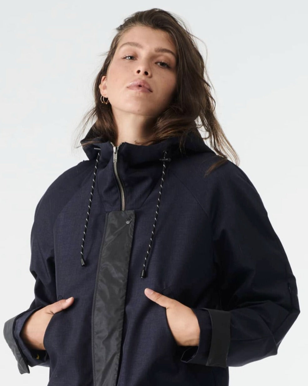 Veste de moto longue ou parka pour femme résistante à l'abrasion avec une matière imperméable et des empiècements réfléchissants de couleur bleu marine