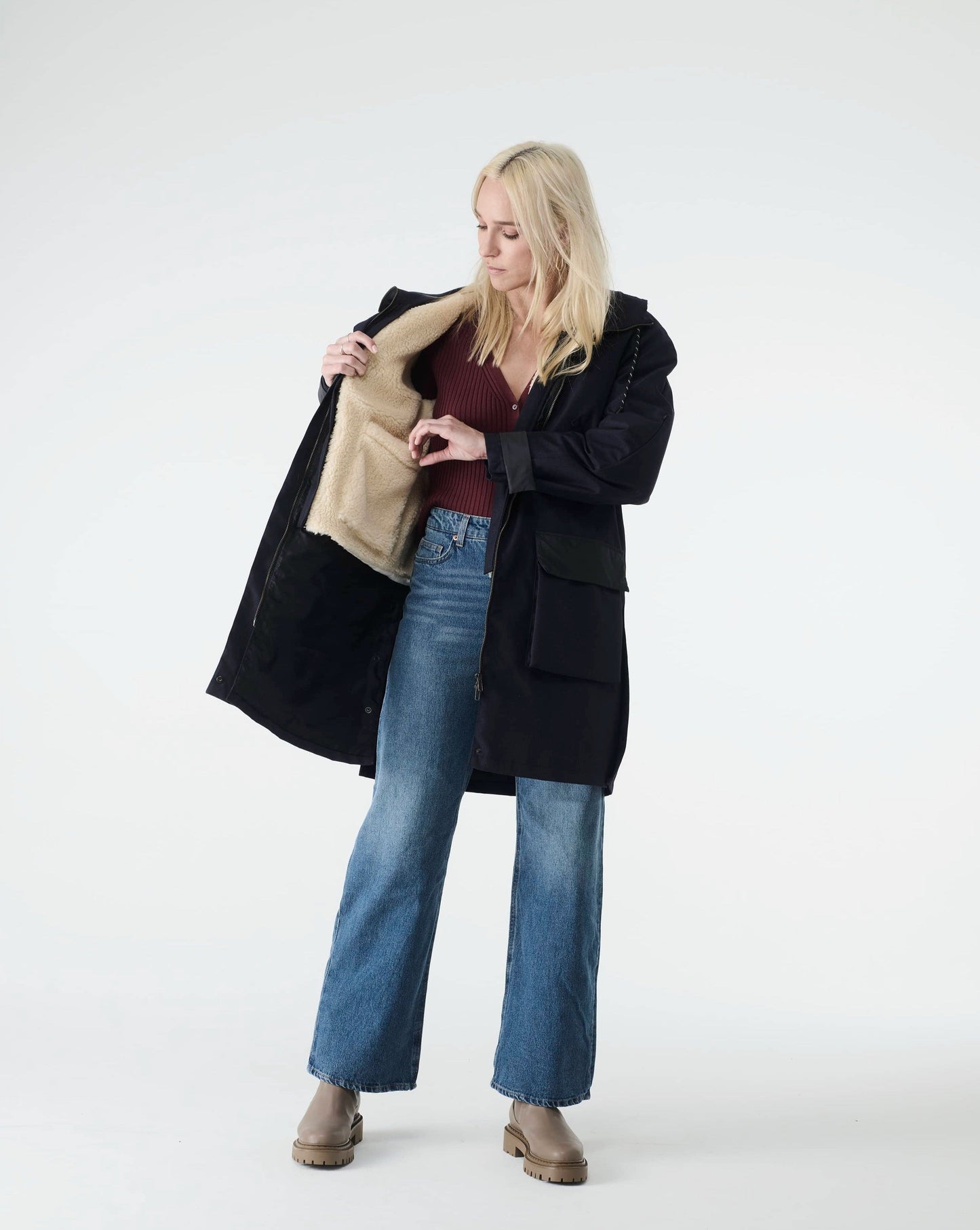 Veste de moto longue ou parka pour femme résistante à l'abrasion avec une matière imperméable et des empiècements réfléchissants de couleur bleu marine