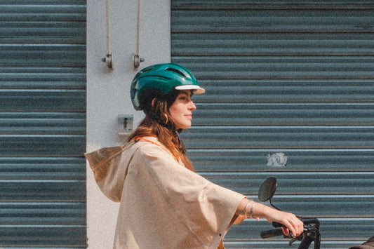 TOMO Clothing présente ALIX. Un casque vélo lumineux qui allie style et sécurité pour rouler au quotidien.