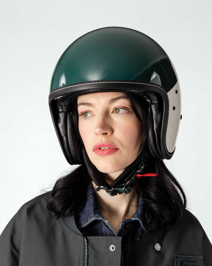 casque-moto-scooter-bicolore-vert-bouteille-ecru-brillant-face-sangle-attache-magnetique-logo-2