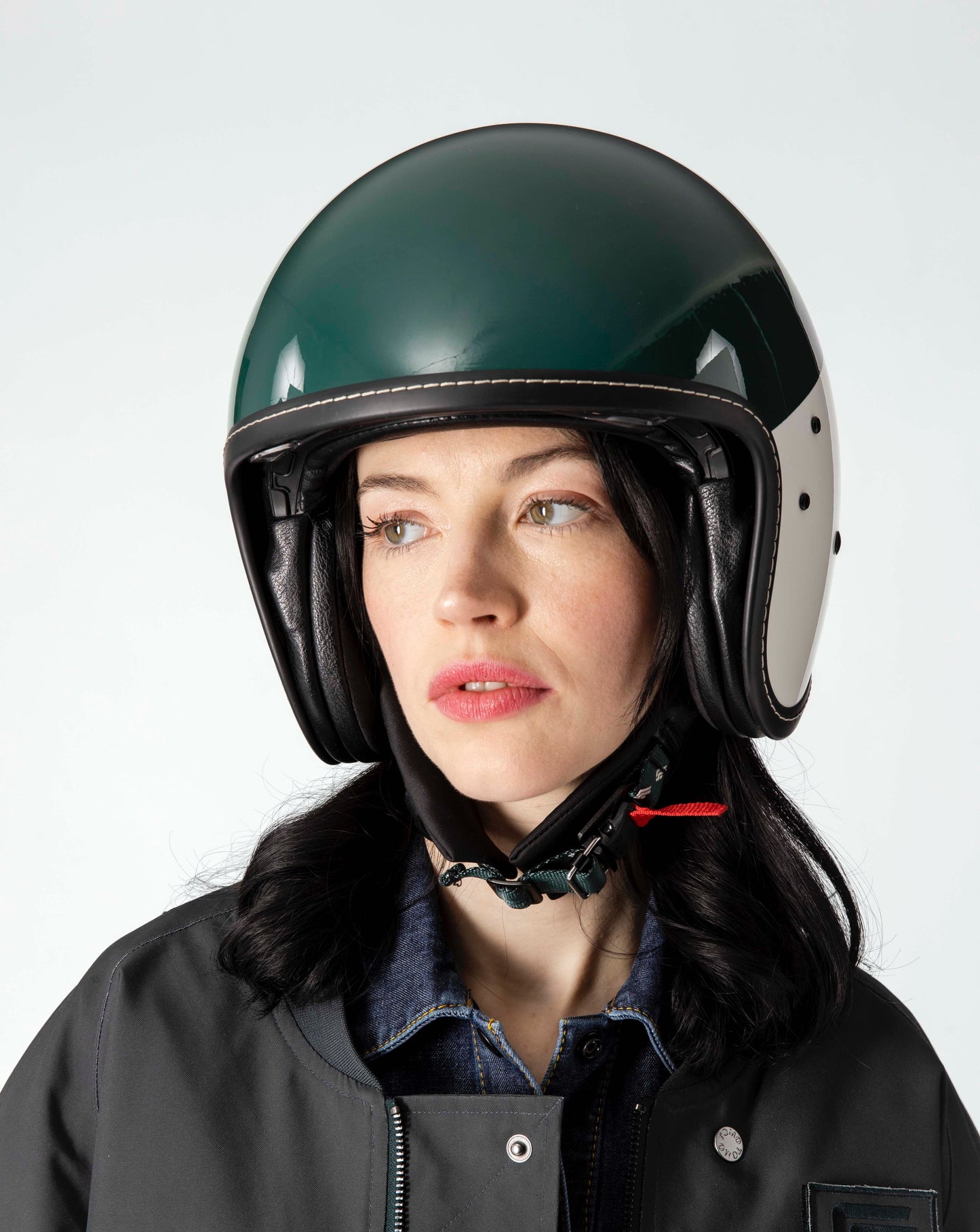 casque-moto-scooter-bicolore-vert-bouteille-ecru-brillant-face-sangle-attache-magnetique-logo-2