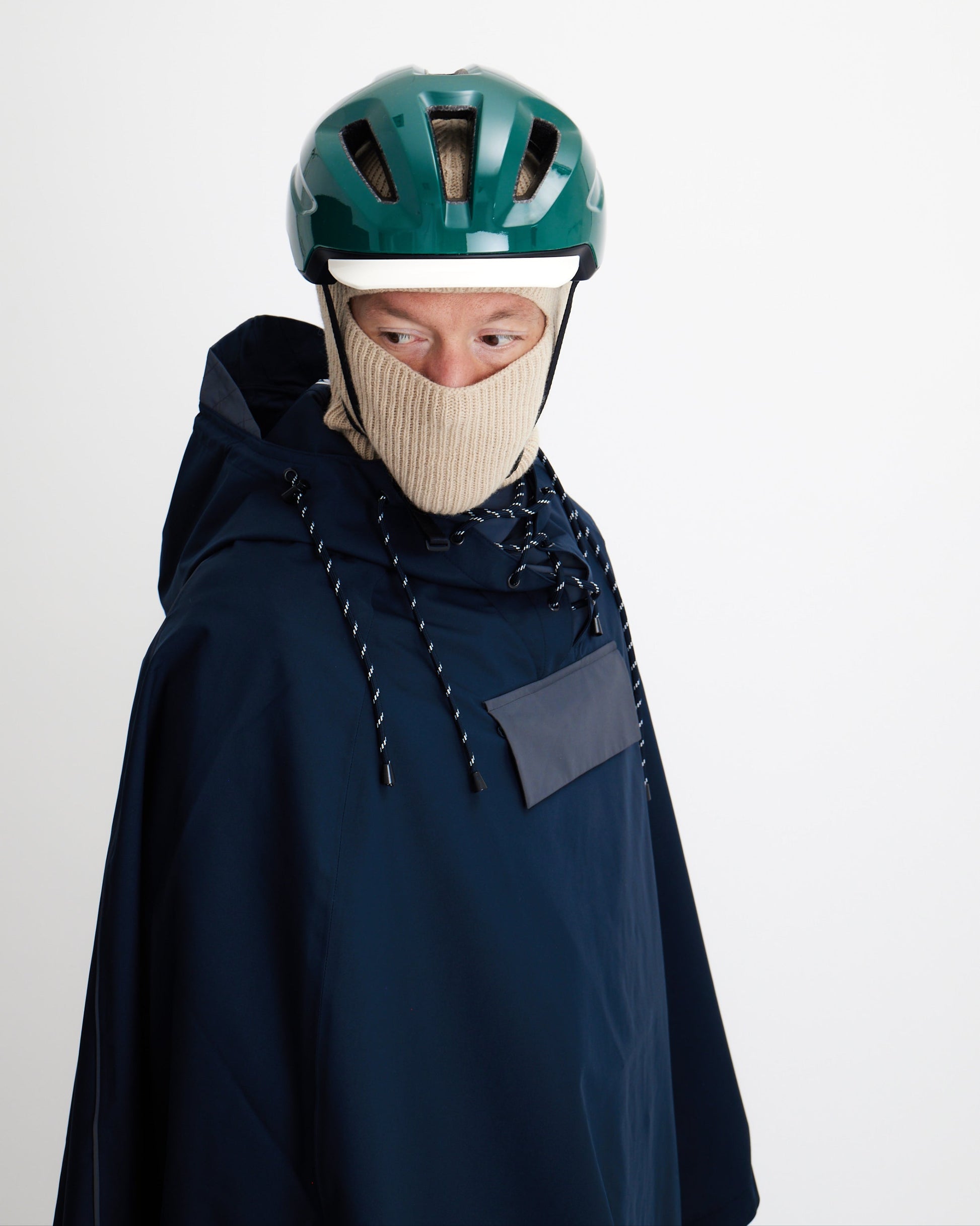 City bike helmet with light and Fidlock closure