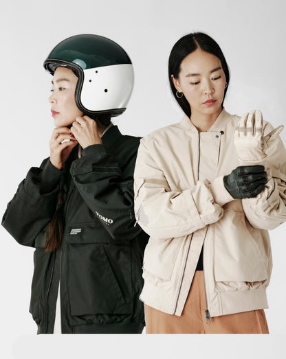 Pack sécurité pour une motarde avec casque et gants homologués