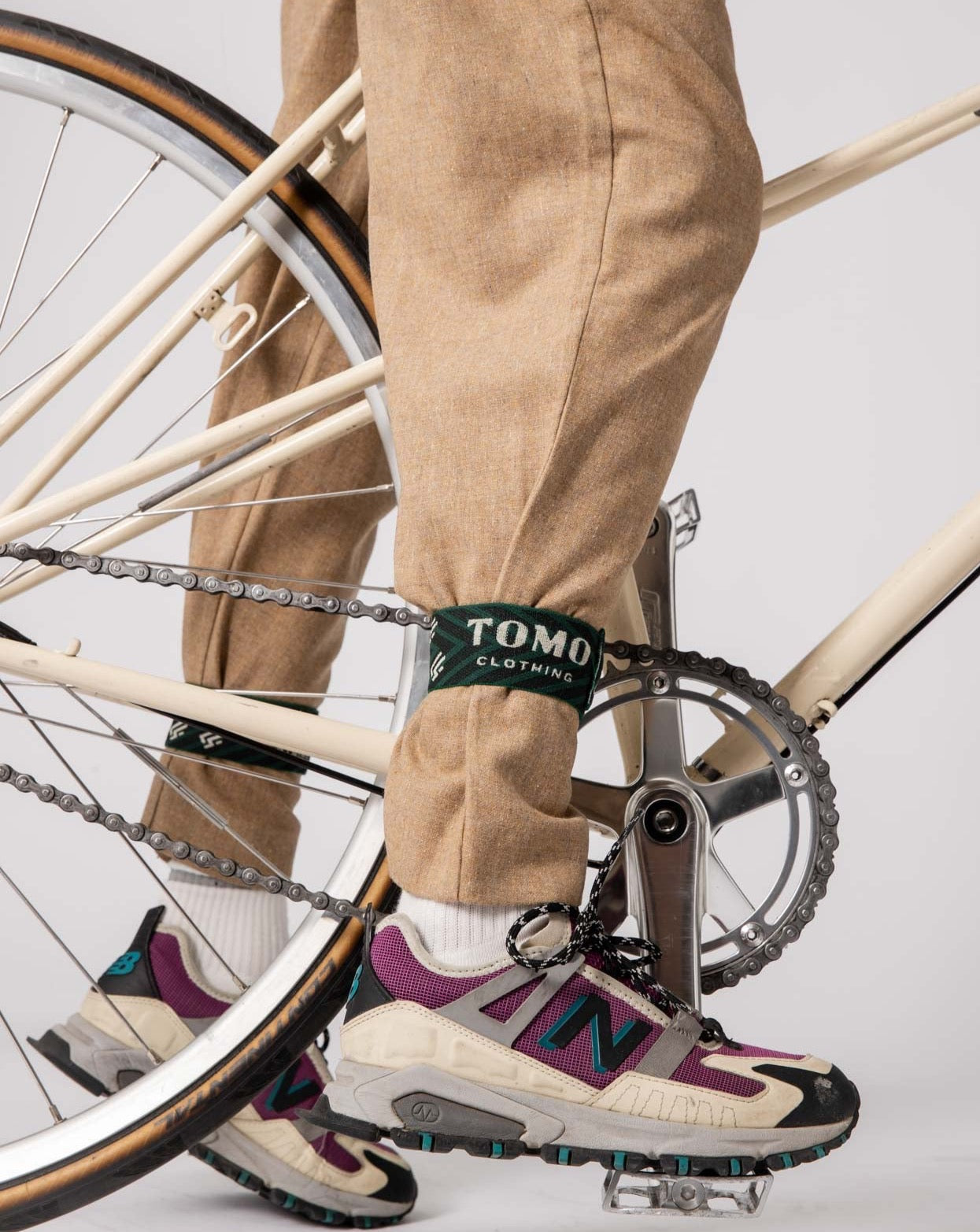 Casque de vélo lumineux ALIX - Vert bouteille / Écru – TOMO Clothing